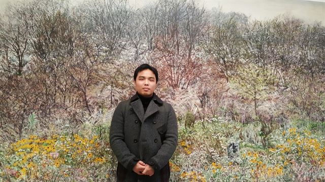 "더 이상 개입할 수 없고 침투할 수 없을 때까지 그린다"는 허수영 작가가 자신의 작품 '산양리10' 앞에 섰다. 신은별 기자 ebshin@hankookilbo.com