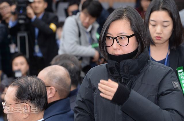 [저작권 한국일보].최순실 조카인 장시호씨가 7일 국회에서 열린 박근혜 정부의 최순실 등 민간인에 의한 국정농단 의혹 사건 진상 규명을 위한 국정조사 특별위원회 오후 청문회에 출석 증인 선서를 하기 위해 자리에서 일어서고 있다.배우한기자