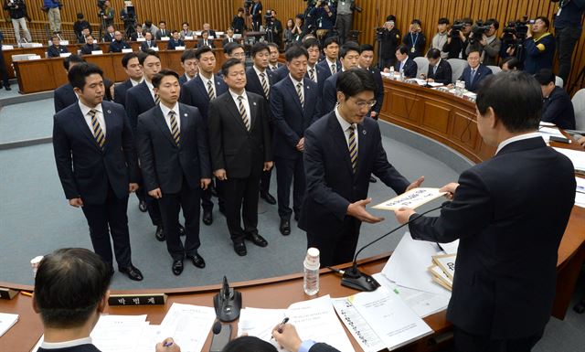 7일 서울 영등포구 여의도 국회에서 열린 국정조사에서 김성태 국조특위 위원장이 경위에게 우병우 수석에대한 동행명령서를 전달하고 있다. 2016.12.7 국회팀(오대근기자, 배우한기자,서재훈기자)