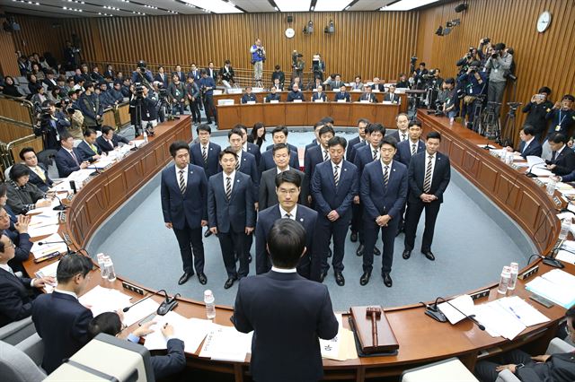 7일 서울 여의도 국회에서 '박근혜 정부의 최순실 등 민간인에 의한 국정농단 의혹사건 진실규명을 위한 국정조사특위 제2차 청문회'가 열렸다. 김성태 국조특위 위원장이 국회 경위에게 최순실 등에 대한 동행명령서를 전달하고 있다. / 국회팀(오대근기자, 배우한기자,서재훈기자)