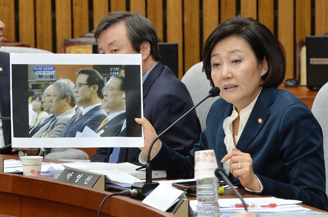 박영선 더불어민주당 의원이 7일 국회에서 열린 최순실 국정농단 의혹 진상규명을 위한 국정조사 특위 2차 청문회에서 증인으로 출석한 김기춘 전 청와대 비서실장에게 박근혜 한나라당 대표 예비후보 검증청문회 장면을 들어보이며 질의하고 있다. 뉴스1