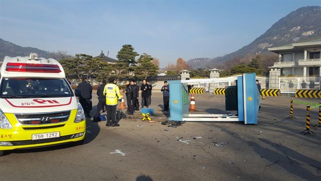 8일 오전 서울 종로구 청와대 분수대 앞 도로에서 차량이 교통안내 초소와 추돌해 근무 중인 경찰이 부상하는 사고가 발생했다. 경찰은 정확한 사고경위를 조사하고 있다. 연합뉴스