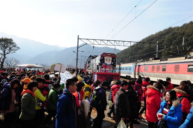 경북 봉화 분천역에서 운영되는 산타마을에 관광객들이 몰려들고 있다. 봉화군 제공