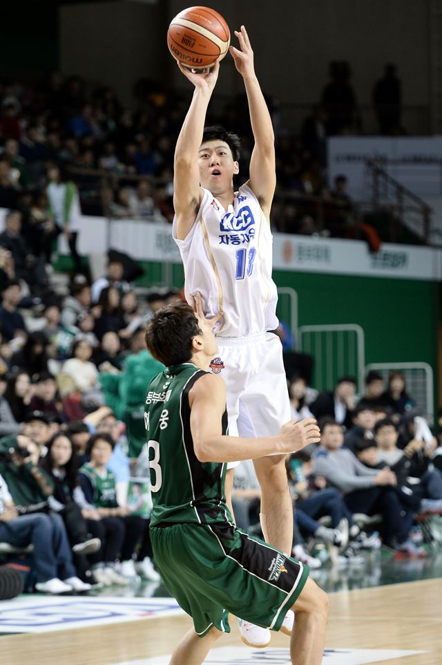 KCC 김지후가 지난 3일 원주종합체육관에서 열린 동부전에서 3점슛을 던지고 있다. KBL 제공