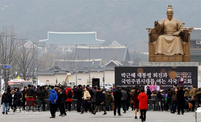 8일 오후 서울 광화문광장에서 박근혜 대통령 퇴진과 국민주권시대를 여는 시국기도회가 열리고 있는 뒤로 청와대 본관이 보이고 있다. 김주성 기자