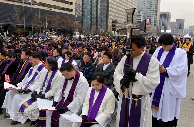 8일 오후 서울 광화문광장에서 박근혜 대통령 퇴진과 국민주권시대를 여는 시국기도회가 열리고 있다. 김주성 기자