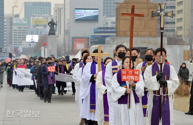 8일 오후 서울 광화문광장에서 열린 박근혜 대통령 퇴진과 국민주권시대를 여는 시국기도회에서 참석자들이 박 대통령 퇴진을 촉구하며 행진하고 있다. 김주성 기자