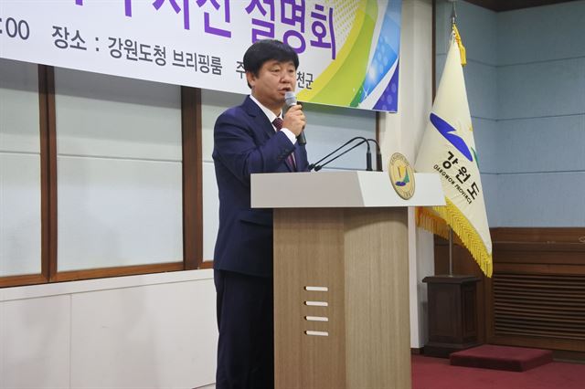 최문순 화천군수가 7일 강원도청 브리핑룸을 찾아 다음달 7일 개막하는 ‘2017화천산천어축제’ 프로그램에 대해 설명하고 있다.