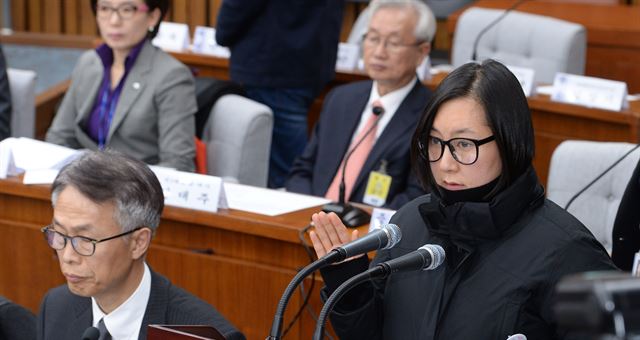 지난 7일 장시호씨가 최순실 국정농단 의혹 진상규명을 위한 국정조사 특위 2차 청문회에서 증인 선서를 하고 있다. 한국일보 자료사진