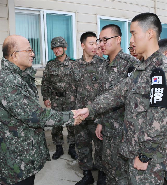 박근혜 대통령탄핵소추안 표결을 하루 앞둔 8일 오전 박한철(왼쪽) 헌법재판소장이 강원 화천의 육군 제15보병사단을 방문해 장병들과 악수를 하고 있다. [헌법재판소 제공=연합뉴스]