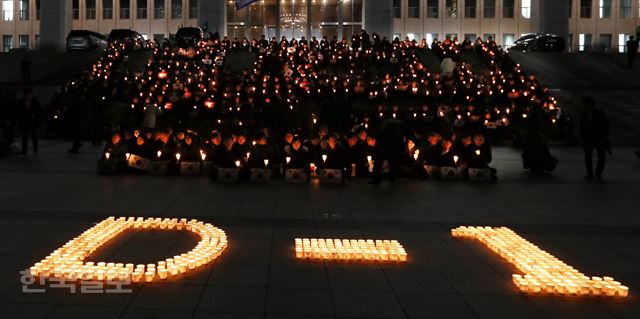 박근혜 대통령에 대한 탄핵표결을 하루 앞둔 8일 오후 국회에서 더불어민주당 의원과 당원들이 촛불집회를 하고 있다. 서재훈 기자