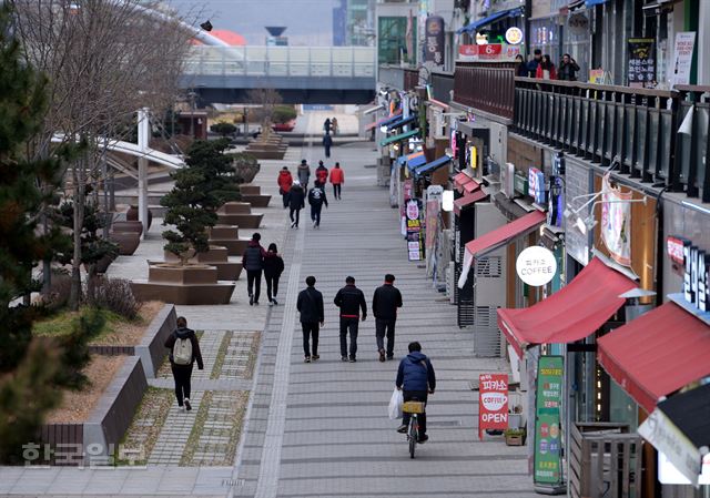 시민들이 8일 오후 인천 서구 경서동 청라국제도시 커넬웨이를 걷고 있다. 홍인기 기자