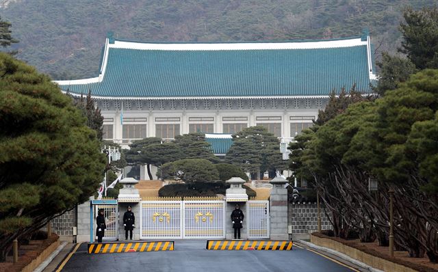 [저작권 한국일보] 박근혜 대통령에 대한 탄핵소추안 표결이 예정된 9일 오전 청와대 정문(일명 11문) 이 굳게 닫혀 있다.20161209 청와대사진기자단한국일보 고영권기자