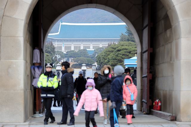 [저작권 한국일보] 박근혜 대통령에 대한 탄핵소추안 표결이 예정된 9일 오전 청와대 정문(일명 11문) 앞에서 중국인 관광객이 관람하고 있다.20161209 청와대사진기자단한국일보 고영권기자