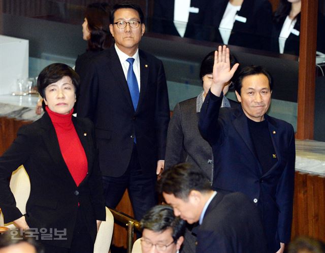 [저작권 한국일보] 9일 국회 본회의장 방청석에서 박근혜 대통령 탄핵소추안의 표결을 지켜본 ‘세월호 참사’ 유족들이 정세균 국회의장의 가결 선포에 환호하자 우상호 더불어민주당 원내대표가 손을 들어 보이고 있다. 오대근기자 inliner@hankookilbo.com