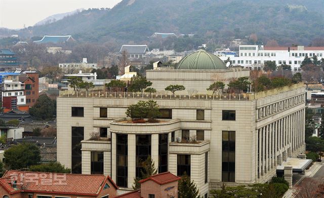 [저작권 한국일보] 서울 종로구 재동 헌법재판소 뒤로 청와대 본관과 관저 등이 보이고 있다. 9일 국회에서 탄핵안이 통과해 최종 판단은 헌재로 넘어가게 된다. 김주성 기자