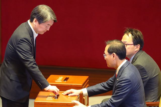 안철수 국민의당 전 대표가 9일 국회 본회의에서 박근혜 대통령의 탄핵소추안에 대한 투표를 하고 있다. 서재훈기자