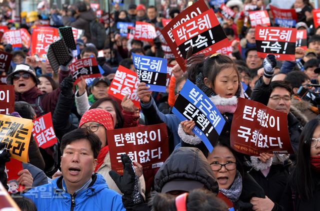 박근혜 대통령 탄핵안이 국회에서 가결된 9일 서울 여의도 국회의사당 앞에 모인 시민들이 환호하고 있다. 김주성기자 poem@hankookilbo.com