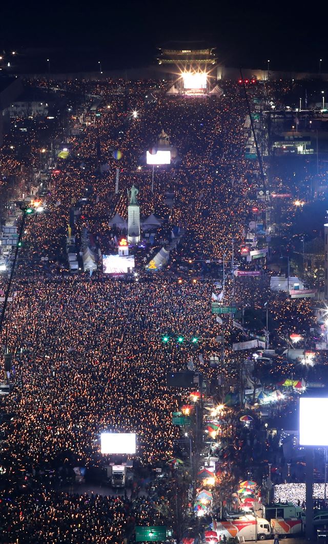 지난 3일 박근혜 대통령의 퇴진을 요구하는 6차 촛불집회가 서울 광화문광장에서 열려 참가한 시민들이 촛불을 밝히며 구호를 외치고 있다. 사진공동취재단