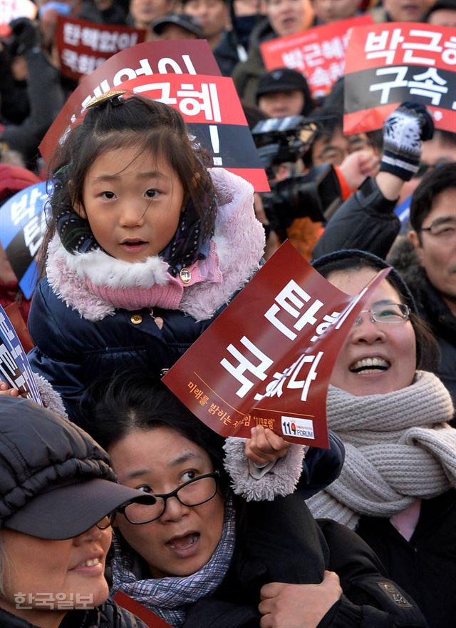 박근혜 대통령 탄핵안이 국회에서 가결된 9일 서울 여의도 국회의사당 앞에 모인 시민들이 환호하고 있다. 김주성 기자