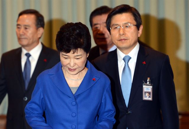 [저작권 한국일보] 박근혜 대통령에 대한 탄핵소추안 가결된 9일 박근혜 대통령이 위민관에서 마지막 국무위원 간담회를 주재하기 위해 입장하고 있다.오른쪽은 대통령 직무대행인 황교안 총리.20161209 고영권기자