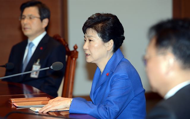 [저작권 한국일보] 탄핵소추안 가결된 9일 박근혜 대통령이 위민관에서 마지막 국무위원 간담회를 주재하며 모두발언하고 있다.왼쪽은 대통령 직무대행인 황교안 총리.20161209 고영권기자