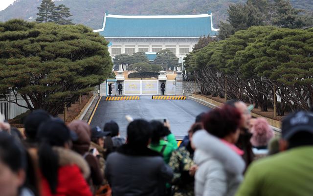 박근혜 대통령 탄핵소추안이 표결이 예정된 9일 오전 청와대 정문 앞에서 중국인 관광객이 청와대를 바라보고 있다. 청와대사진기자단