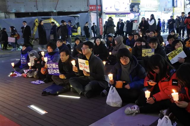 대구 시민들이 9일 오후 대구 중구 대구백화점 앞 야외공연장에서 박근혜 대통령 즉각 퇴진을 촉구하는 촛불집회를 열고 있다. 배유미기자 yum@hankookilbo.com