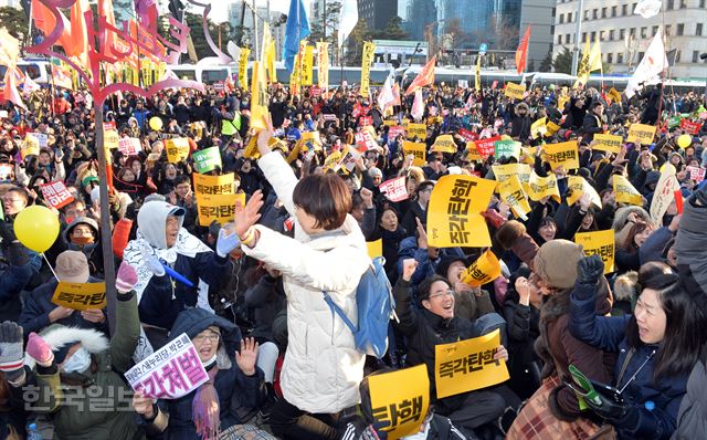 9일 오후 서울 여의도 국회 앞에 모인 시민들이 박근혜 대통령 탄핵소추안이 가결되자 두 팔을 벌려 환호성을 지르고 있다. 신상순 선임기자ssshin@hankookilbo.com