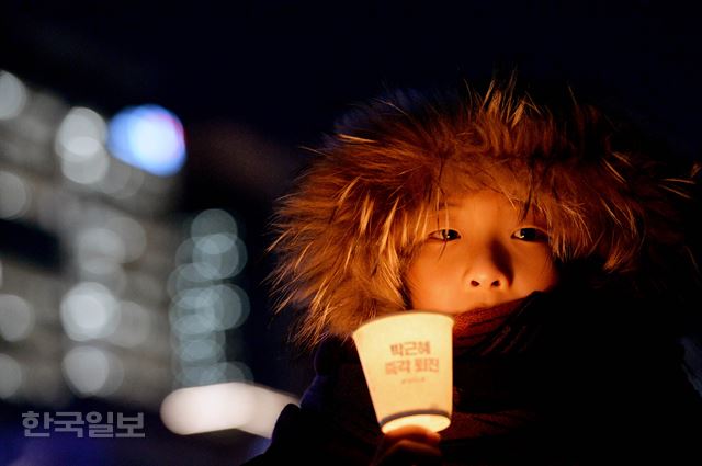 바람 불면 꺼진다던 촛불이 대한민국의 역사를 밝혔다. 9일 박근혜 대통령 탄핵소추안의 압도적 가결은 2만, 100만, 200만으로 6차례에 걸쳐 들불처럼 번진 질서 있고 정제된, 그러나 준엄한 국민의 열망을 담은 촛불이 이룬 민주주의의 승리다. 이날 밤 서울광화문광장에서 저 아이가 추위에도 굴하지 않고 맨손으로 쥔 촛불처럼. 김주성기자