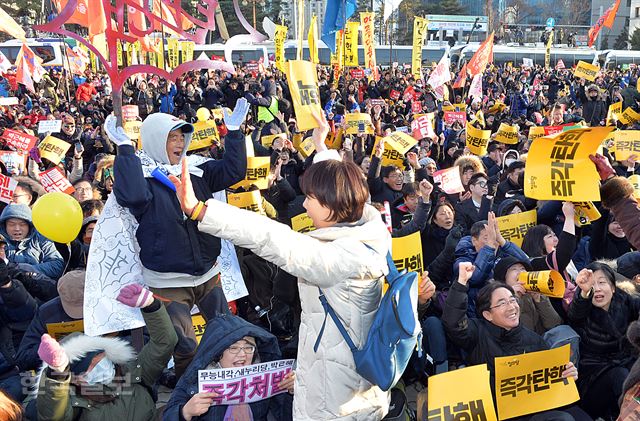 박근혜대통령 에 대한 탄핵소추안 표결이 국회에서 가결 되었다는 소식이 전해진 9일 오후 서울 여의도 국회앞에서 탄핵 개표 결과를 기다리던 시민들이 환호성을 지르며 탄핵안 통과를 기뻐 하고 있다. 신상순 선임기자ssshin@hankookilbo.com /2016-12-09(한국일보)