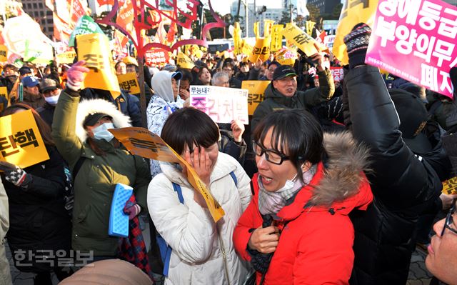 박근혜대통령 에 대한 탄핵소추안 표결이 국회에서 가결 되었다는 소식이 전해진 9일 오후 서울 여의도 국회앞에서 탄핵 개표 결과를 기다리던 시민들이 눈물을 흘리며 탄핵안 통과를 기뻐 하고 있다. 신상순 선임기자ssshin@hankookilbo.com /2016-12-09(한국일보)