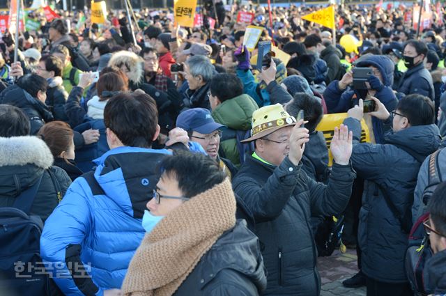 [저작권 한국일보] 박근혜대통령 에 대한 탄핵소추안 표결이 국회에서 가결 되었다는 소식이 전해진 9일 오후 서울 여의도 국회앞에서 탄핵 개표 결과를 기다리던 시민들 춤을 추며 탄핵안 통과를 기뻐 하고 있다. 신상순 선임기자ssshin@hankookilbo.com /2016-12-09(한국일보)