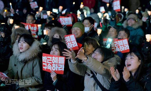 박근혜 대통령 탄핵안이 국회에서 가결된 9일 오후 서울 광화문광장에서 열린 촛불집회에 모인 시민들이 밝은 표정으로 집회에 참가하고 있다. 김주성 기자