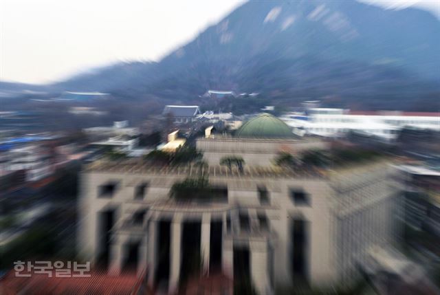 서울 종로구 재동 헌법재판소 뒤로 청와대 본관과 관저 등이 보이고 있다. 김주성 기자