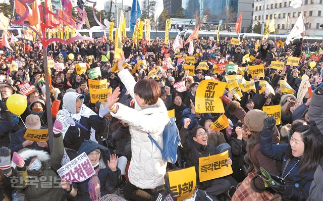 박근혜 대통령 탄핵소추안이 국회에서 가결 되었다는 소식이 전해진 9일 오후 서울 여의도 국회의사당 앞에 모인 시민들이 기뻐하고 있다. 신상순 선임기자