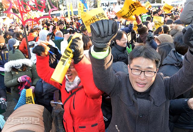 9일 오후 서울 여의도 국회 앞에 모인 시민들이 박근혜 대통령 탄핵소추안 가결 소식이 전해지자 환호성을 지르고 있다. 신상순 선임기자