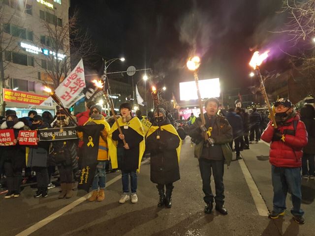 10일 오후 서울 광화문광장에서 열린 박근혜 대통령 즉각 퇴진을 촉구하는 7차 촛불집회에서 참가자들이 횃불을 들고 청와대 방면으로 행진하고 있다. 박진만 기자