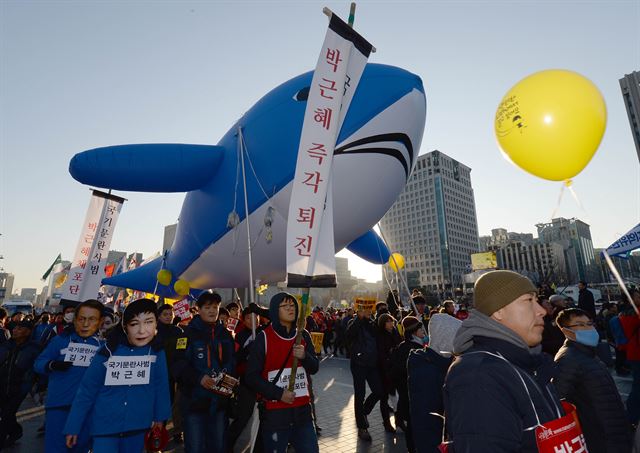 박근혜 대통령 탄핵소추안이 가결된 다음 날인 10일 광화문 광장에 모인 시민이 '박근혜 대통령 즉각 퇴진' 촉구하며 행진을 하고 있다. 왕태석기자 kingwanag@hankookilbo.com