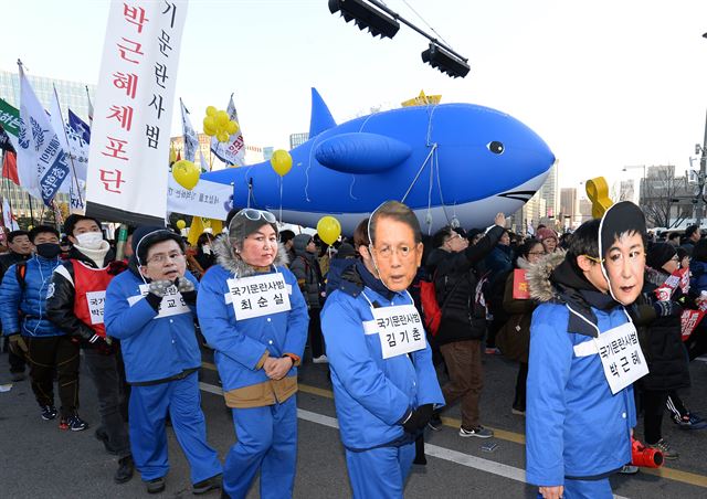 박근혜 대통령 탄핵소추안이 가결된 다음 날인 10일 광화문 광장에 모인 시민이 '박근혜 대통령 즉각 퇴진' 촉구하며 행진을 하고 있다. 왕태석기자 kingwanag@hankookilbo.com