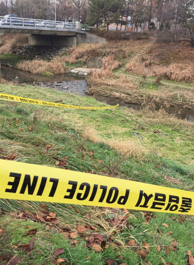 8일 오후 마대에 담긴 여성 시신이 발견된 인천 부평구 갈산동 굴포천 현장 주변에 폴리스 라인이 쳐져 있다. 연합뉴스