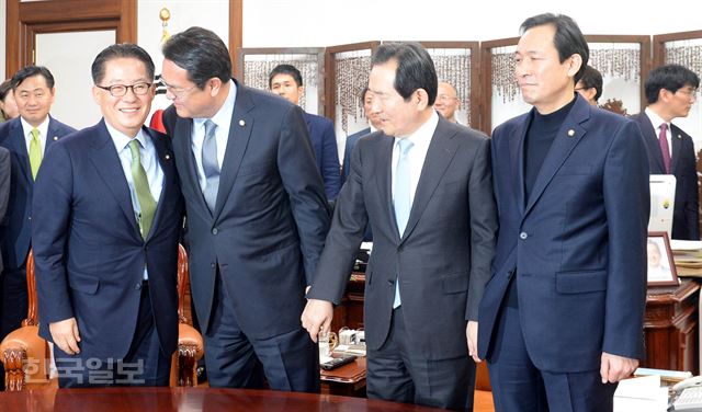 박근혜 대통령에 대한 탄핵 표결을 하루 앞둔 8일 오전 서울 여의도 국회 의장실에서 정세균 국회의장과 여야 3당 원내대표가 회동하기 앞서 인사하고 있다. 왼쪽부터 박지원 국민의당 원내대표, 정진석 새누리당 원내대표, 정 의장, 우상호 민주당 원내대표. 서재훈기자 spring@hankookilbo.com