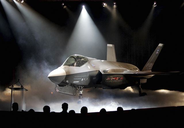 2006년 공개된 F-35 전투기. AP 연합뉴스 자료사진