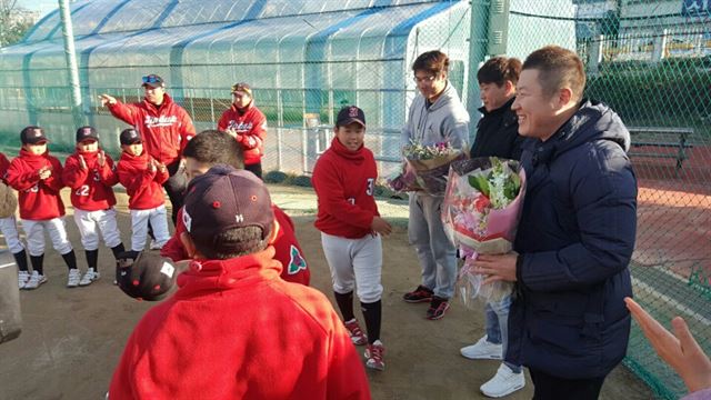 모교 진북초등학교 후배들에게 환영 받는 박정권(왼쪽부터), 신용운, 최형우. 진북초등학교 제공