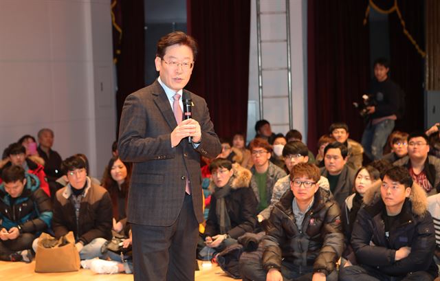 이재명 성남시장이 11일 오후 전북 익산시 원광대학교 학생회관에서 시국강연을 하고 있다. 연합뉴스