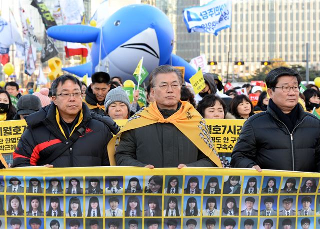 문재인(앞 줄 가운데) 더불어민주당 전 대표가 10일 광화문 광장에서 세월호 가족들과 행진을 하고 있다. 왕태석 기자