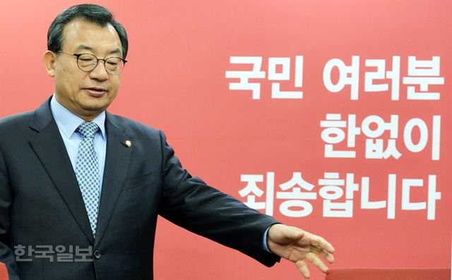 이정현 새누리당 대표가 12일 오전 서울 여의도 당사에서 열린 최고위원회의에 참석해 자리에 앉고 있다. 서재훈 기자