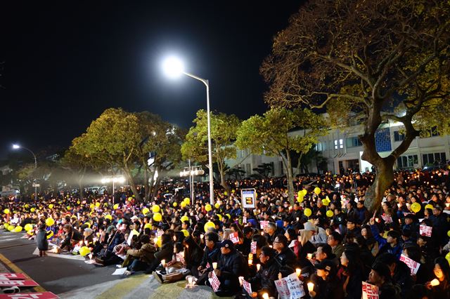 제주시청 앞의 촛불시위.