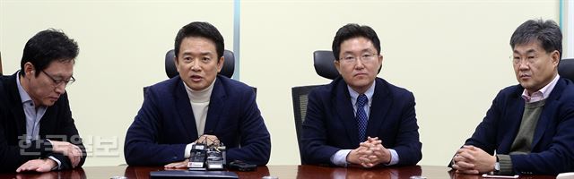 남경필 경기도지사를 비롯한 전 ·현직 새누리당 탈당 의원들 지난 11일 오전 국회 의원회관에서 향후 정국을 향배를 논의를 하고 있다. 왼쪽부터 정두언 전 의원, 남경필 경기 지사.김용태 의원, 정문헌 전 의원 배우한 기자 bwh3140@hankookilbo.com