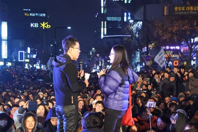 방송인 김제동이 대구 중구 동성로에서 '내려와라 박근혜' 시국대회 만민공동회를 진행하고 있다. 윤희정기자 yooni@hankookilbo.com